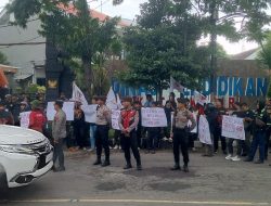 Diduga Sarat Pungli, Gabungan LSM Menggelar Aksi di Kantor Disdik Kota Kediri