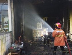 Rumah dan Toko Sembako di Gresik Terbakar Hebat, 1 Orang Terluka