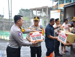 Kapolres Gresik Terjun Langsung Salurkan Bantuan Sosial untuk Warga Terdampak Banjir di Driyorejo