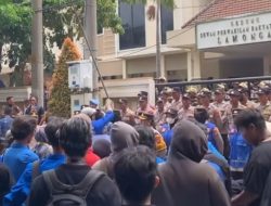 Pergerakan mahasiswa Islam Indonesia (PMII) menggelar aksi demonstrasi didepan kantor kejaksaan negeri (KEJARI) dan kantor DPRD kabupaten Lamongan