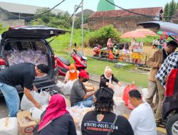 Wartawan dan Aliansi Gresik Selatan (WAGS) Mebagikan Takjil Pada Penguna jalan