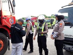 Satlantas Polres Gresik Peduli, Gelar Penertiban Angkutan Barang dan Pembagian Takjil