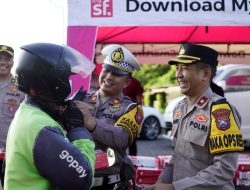 Indahnya Berbagi di Bulan Suci Ramadhan, Polres Gresik Bagikan Takjil kepada Pengendara