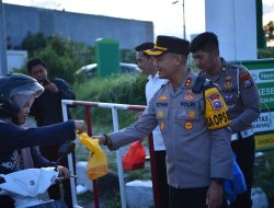 Kepedulian Polres Gresik Menggelar Kenduri Takjil Bumi Wali, Pengendara Sumringah