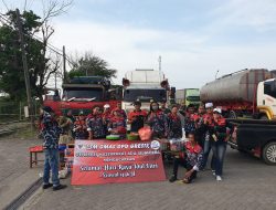 LSM GMAS DPD Gresik Berbagi 500 Takjil Gratis’ Ke Pengendara Jalan