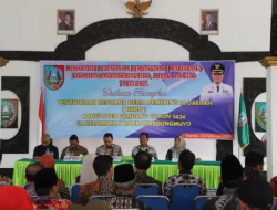 Pj Bupati Jombang Dr. Drs. Teguh Narutomo, M.M., dan didampingi Sekdakab Jombang Agus Purnomo, S.H., M.H saat membuka Musrenbang di Kecamatan Bandarkedungmulyo