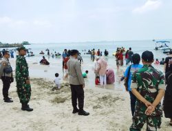 Polres Gresik Pastikan Libur Lebaran Kondusif, Ribuan Wisatawan Berlibur di Pantai Dalegan dengan Aman