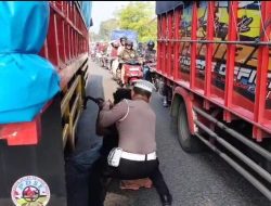 Gerak Cepat Polisi Bantu Warga Ganti Ban, Bantu Atasi Kemacetan di Menganti