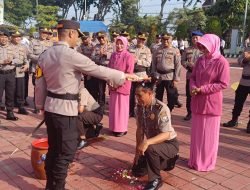 Pengabdian Terbaik, Dua Anggota Polres Gresik Diganjar Kenaikan Pangkat