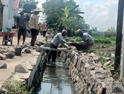 Pemeritah Desa Bagi Tingkatkan Kualitas Pemeliharaan Saluran Drainase lingkungan