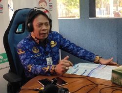 Dispendukcapil Sapa Masyarakat Lewat Radio Suara Jombang, Kupas Tuntas Akta Kelahiran
