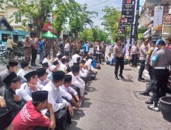 Aksi Doa Bersama Dan Pembacaan Hizib Nashor Di Gelar di Depan Mega Finance Lamongan