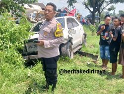 Brak ! Fortuner Putih Hilang Kendali Dua Warung Dipinggir Jalan Jadi Korban