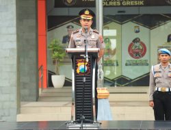 Momen Haru, Kapolres Gresik AKBP Rovan Richard Mahenu Pimpin Apel Terakhir Titipkan Doa untuk Anggota