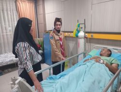 Disengat Tawon Vespa Saat Bertugas, Mbak Wali Jenguk Personel Damkar Kediri di RS Baptis