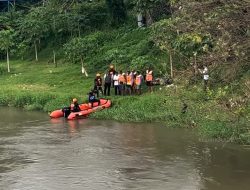 Puluhan Petugas Turun ke Sungai Selamatkan Jembatan Bersejarah Kediri dari Ancaman Sampah Kiriman