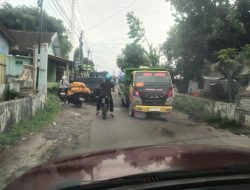 Ratusan Truk Pasir ODOL Gilas Jalan Desa hingga Hancur, Warga Dermo: Jangan Sampai Ada Korban Dulu Baru Bertindak