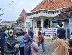 Puluhan Warga Luruk Balai Desa Waru Etan Lamongan, Minta Oknum Perangkat Desa Dipecat