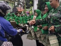 TNI Hadir di Tengah Rakyat: Koramil Pesantren Bagikan Takjil untuk Pengguna Jalan