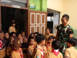 Loreng yang Mengayomi: Tawa Bocah MI Warnai TMMD ke-127 di Kediri