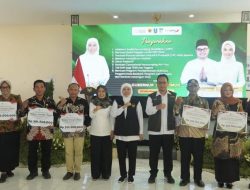 Khofifah Indar Parawansa Serahkan Bansos Rp900 Ribu untuk Disabilitas Berat di Kediri, Hadirkan Kepedulian Nyata di Bulan Ramadan