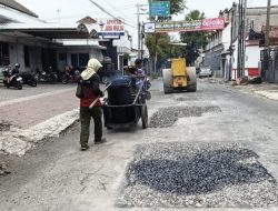 Jelang Mudik Lebaran, Mas Dhito Perintahkan PUPR Tancap Gas Tambal Jalan Berlubang