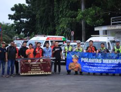 Sinergi di Bulan Suci, Satlantas Polres Gresik dan Driver Ambulans Bagikan Takjil di Depan Kantor Bupati