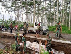 Diguyur Hujan Deras, Satgas TMMD ke-127 dan Warga Gadungan Gerak Cepat Bersihkan Jalan Tertutup Lumpur