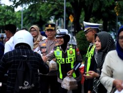 Program Polantas Menyapa, Satlantas Polres Gresik dan REI Bagi Takjil untuk Pengguna Jalan