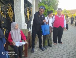 Ramadan Penuh Kepedulian, Kantor Hukum Jack and Associates Bagikan 1.000 Takjil di Bandar Kedungmulyo