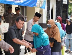 Polres Kediri Gandeng PT Mitra Jaya Farmindo Tebar Ratusan Paket Sembako untuk Warga Plemahan