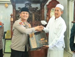 Kapolres Gresik Sholat Jumat di Masjid Ainul Yaqin Wringinanom, Ajak Warga Jaga Kamtibmas Selama Ramadan