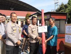 Ratusan Warga Padati Mapolres Kediri, Terima Rombong Usaha dan Sembako dari Polres Kediri