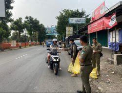 Satpol PP Kediri Turun ke Jalan, Bagi Takjil untuk Pengguna Jalan di Bulan Ramadan