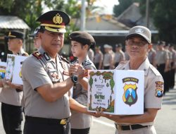 Jelang Idul Fitri, Polres Kediri Bagikan Bingkisan Lebaran untuk Anggota