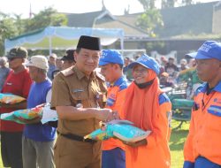 Ringankan Beban Masyarakat, Pemkab Jombang Salurkan 2.495 Bansos PPKS dan PSKS di Lapangan Pemkab Jombang