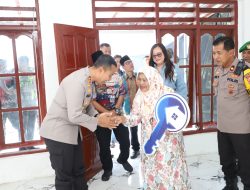 Senyum Haru Tarsini Pecah Saat Kapolres Kediri Serahkan Kunci Rumah Baru Hasil Bedah Rumah