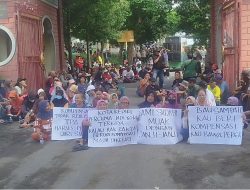 Emak-Emak Kepung TPA Klotok, Tagih Hak yang Tak Kunjung Cair