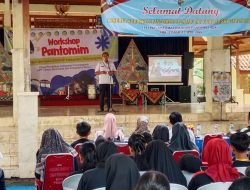 Dinas Pendidikan Tulungagung Gelar Workshop Pantomime Bagi Pelajar dan Guru Pembina Jenjang  SD dan SMP   Media Ciber,net- Dinas Pendidikan Pendidikan Tulungagung menyelenggarakan Workshop Pantomime bagi pelajar dan guru pembina jenjang SD dan SMP berlangsung di UPT TB2KS Kabupaten Tulungagung. Kegiatan ini diikuti oleh guru pembina serta siswa SD dan SMP se Kabupaten Tulungagung.  Sebagai bentuk kolaborasi pembelajaran lintas peran antara pendidik dan peserta didik. Workshop menghadirkan Sunu Wahyu Mahendra dan Trias Untung Kurniawan, sebagai narasumber utama.   Dalam pemaparannya, narasumber menekankan bahwa seni pantomime memiliki kekuatan sebagai media edukatif yang mampu menyampaikan pesan pembelajaran, menumbuhkan kepercayaan diri siswa, serta mengasah kreativitas dan ekspresi nonverbal.  Kegiatan diawali dengan sambutan Kepala Bidang Pembinaan SMP Uun Sancahya , yang menyampaikan apresiasi atas adanya kegiatan ini. Ia berharap workshop ini dapat menjadi bekal bagi guru dan siswa untuk mengembangkan potensi seni di sekolah, baik dalam pembelajaran maupun kegiatan ekstrakurikuler.  Uun menambahkan bahwa kegiatan ini sejalan dengan upaya peningkatan kompetensi pendidik serta pengembangan bakat dan minat siswa. Menurutnya, pantomime merupakan salah satu bentuk seni yang relevan dengan penguatan karakter dan pembelajaran kreatif, jelasnya. Selama kegiatan berlangsung, peserta tampak aktif, antusias, dan penuh semangat, terutama saat sesi praktik pantomime. Guru dan siswa berkolaborasi langsung, menciptakan suasana belajar yang menyenangkan dan interaktif. Pada sesi akhir, peserta menyampaikan pesan dan kesan positif serta harapan agar workshop serupa dapat terus dilaksanakan secara berkelanjutan.  Kegiatan Workshop Pantomime ini menjadi wujud nyata komitmen Dinas Pendidikan dalam mendukung inovasi pendidikan serta mendorong pengembangan seni dan kreativitas di lingkungan sekolah.  “Uun berharap kegiatan Workshop Pantomime ini dapat memberikan manfaat nyata bagi guru dan siswa. Semoga ke depan kegiatan seperti ini dapat terus berlanjut dan kembali dilaksanakan pada tahun mendatang dengan cakupan yang lebih luas serta kualitas yang semakin baik.” pungkasnya.