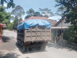 Jalan Rusak Parah di Trisulo, Anak Sekolah Terjebak Ancaman Truk ODOL”