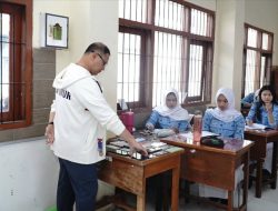 Sidak Kelas di SMAN 1 Kediri, Aries Agung Paewai Tegas: Gadget Boleh, Asal Jangan Kebablasan!