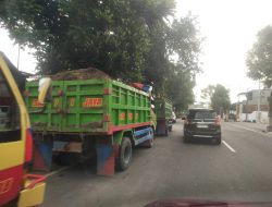 Truk Overload Diduga Dibiarkan, Trotoar Jalan Erlangga Katang Ambrol-Pengawasan Dipertanyakan