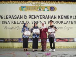 Pelepasan Siswa Kelas IX SMPN 2 Plosoklaten, Momen Haru Sekaligus Apresiasi Prestasi Siswa