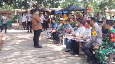 Mas Dhito Salurkan Traktor dan Benih Jagung untuk Petani Ngadiluwih