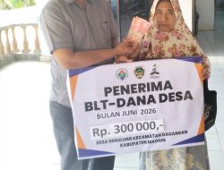 Penyaluran BLT – DD di Desa Segulung Madiun Wujud Komitmen Menjaga Daya Tahan Ekonomi Warga
