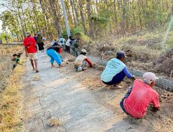 Pemerintah Desa Kertobanyon Bersama Warga Gelar Kerja Bakti Jalan Usaha Tani dan Saluran Irigasi