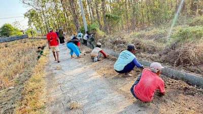Pemerintah Desa Kertobanyon Bersama Warga Gelar Kerja Bakti Jalan Usaha Tani dan Saluran Irigasi