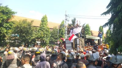 2.000 Petani Hutan Kepung Perhutani Kediri, Pasang Badan Hadapi Aksi Buruh: “Jangan Ada Intervensi Pengelolaan Hutan”