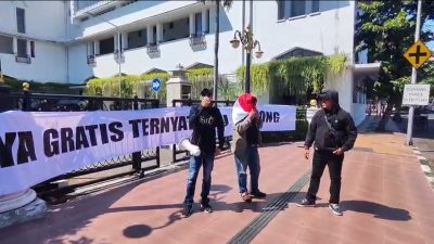 RATU Kepung Kantor Gubernur Jatim, Bongkar Dugaan Pungutan di SMAN/SMKN Kediri: “Sekolah Gratis Jangan Jadi Slogan!”