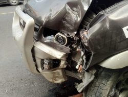 Ambulans Diduga Salah Injak Pedal hingga Tabrak Pohon, Penumpang Motor Terluka Parah